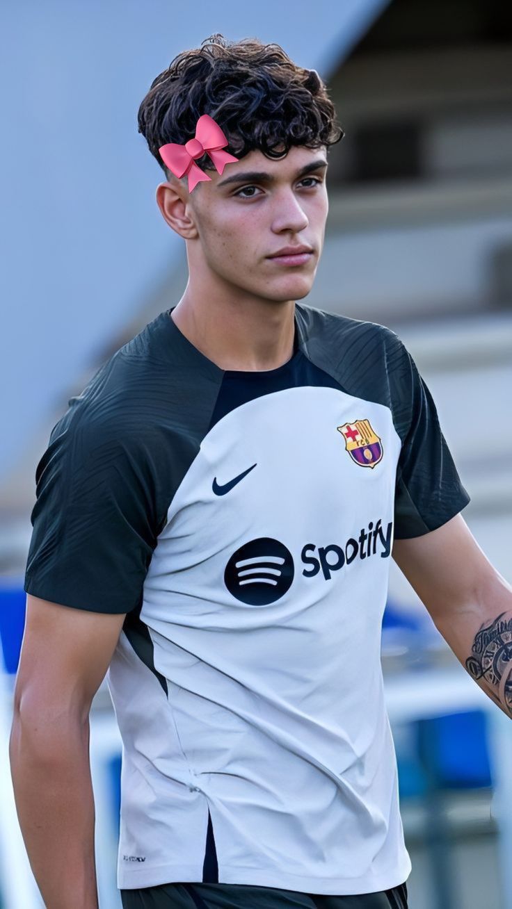 GAVIIII 😍 in 2024 | Hector, Handsome football players, Best looking