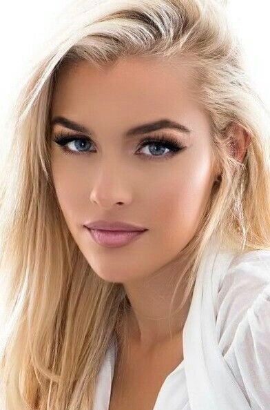 Blonde glatte Haut bilden. Augenbrauenrosa-Lippenweißhemd des blauen Auges gro...