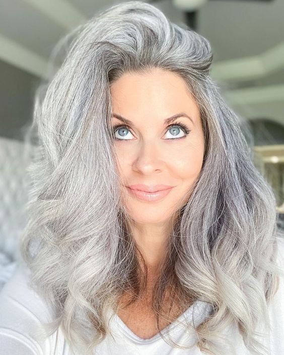 Long Silver Hair, Long Gray Hair, Silver Age, Bun Hairstyles For Long ...