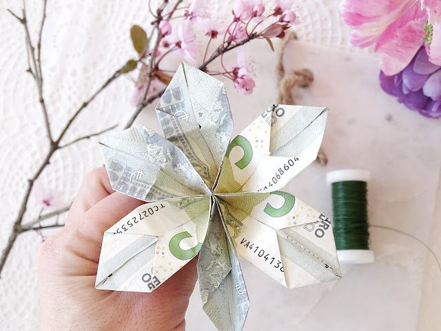 DIY-Anleitung fuer Origami-Blueten aus gefalteten Geldscheinen an bluehenden Zwe...
