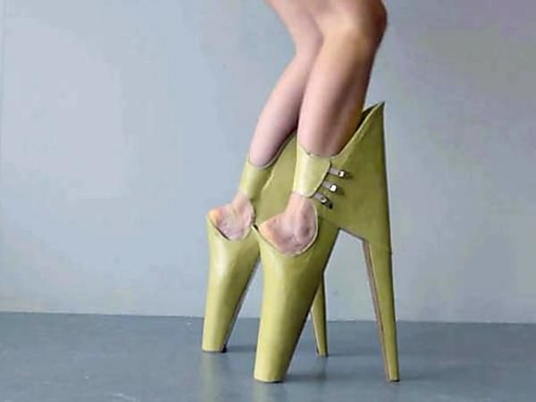 Los 26 Peores Pares De Zapatos En El Mundo Omg Crazy Shoes Heels Lady Gaga Shoes