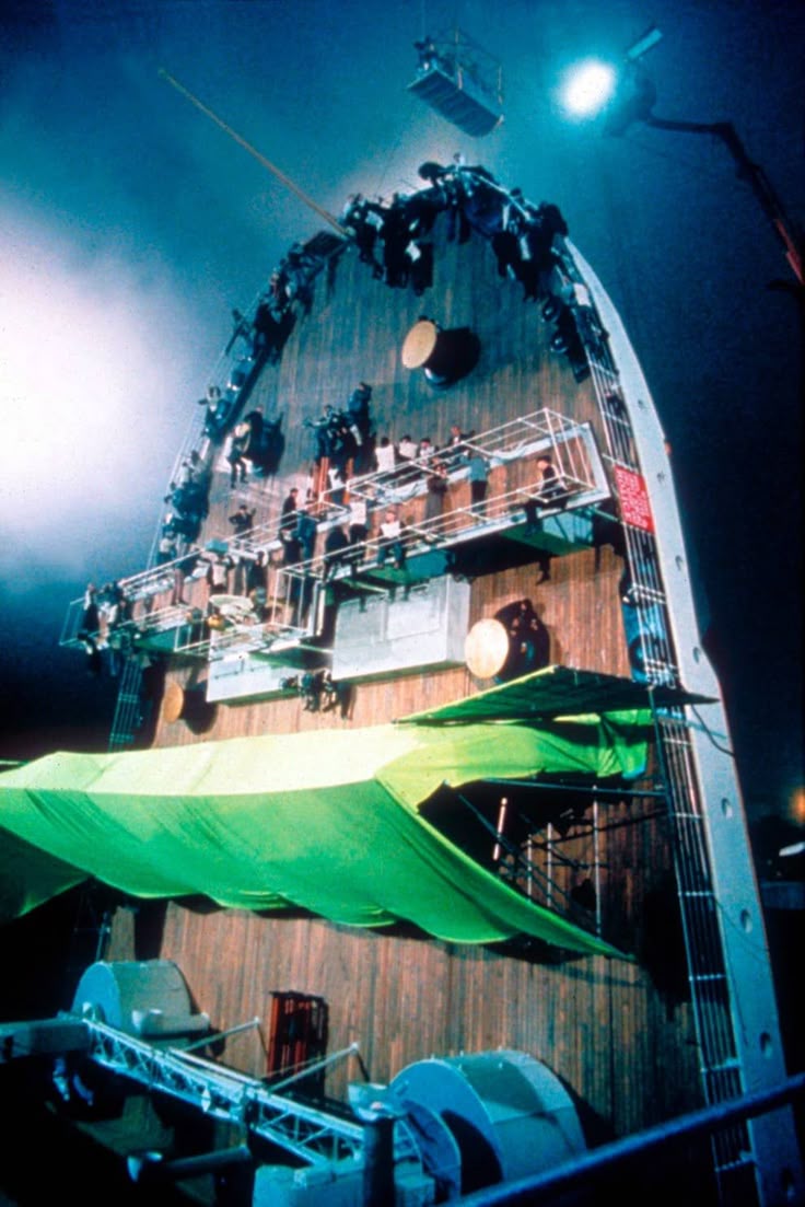 31 Incredibly Intimate Behind The Scenes Photos From Your Favorite Films Titanic Behind The