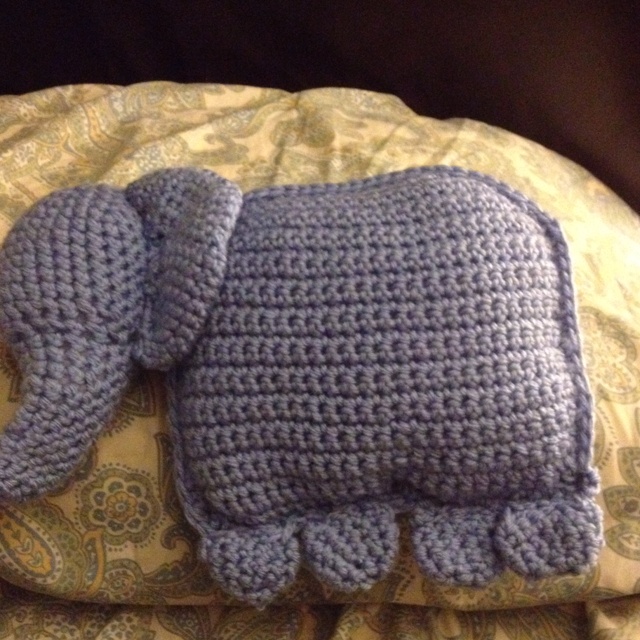 An elephant pillow I crocheted :) Dieren breien/ knit animals Pinterest Elephant pillow ...
