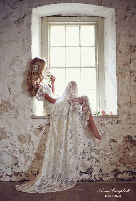 30 Unique Wedding Dresses For Fashion Forward Brides Stuff Exact Hetzelfde Kant Als Dat We Hadden Gezien Op Etsy Hier Is Een Proeflapje Van Onderweg Wedding Dress