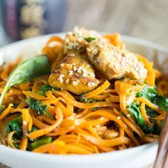 Nudeln ohne Kohlenhydrate dank Möhrenspaghetti aus dem Spiralschneider. In eine...