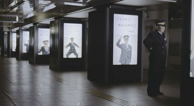 感動を呼んだ駅のサイネージ展開 駅長定年退職の日に感動のサプライズ インタラクションデザイン デジタルサイネージ 駅 感動を呼んだ駅のサイネージ展開 駅長定年退職の日に感動のサプライズ インタラクションデザイン デジタルサイネージ 駅