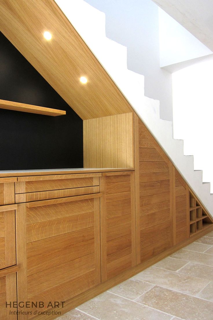 Cuisine en bois massif moderne aménagée sous un escalier