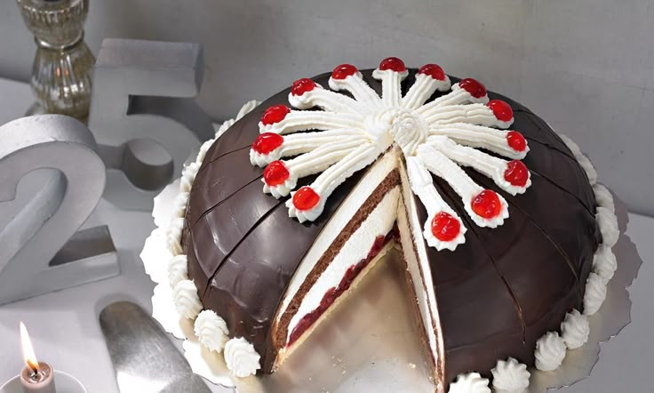 Kirsch-Marzipan-Kuppeltorte | Rezept | Kuppeltorte, Sauerkirschtorte ...