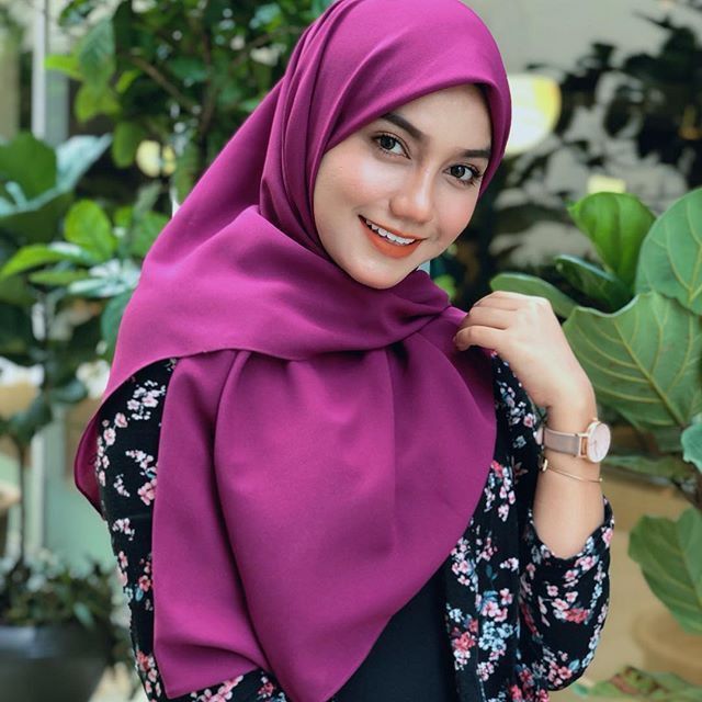 Pin oleh Binsalam di hijab cantik Wanita cantik, Gaya