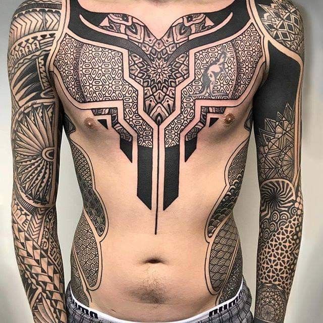 recherche model homme tatoué