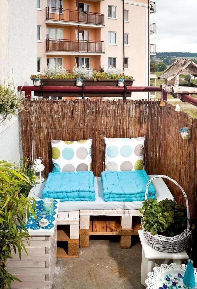 kleiner balkon paletten sofa sichtschutz bambusmatten | Dekoration ... kleiner balkon paletten sofa sichtschutz bambusmatten | Dekoration ...