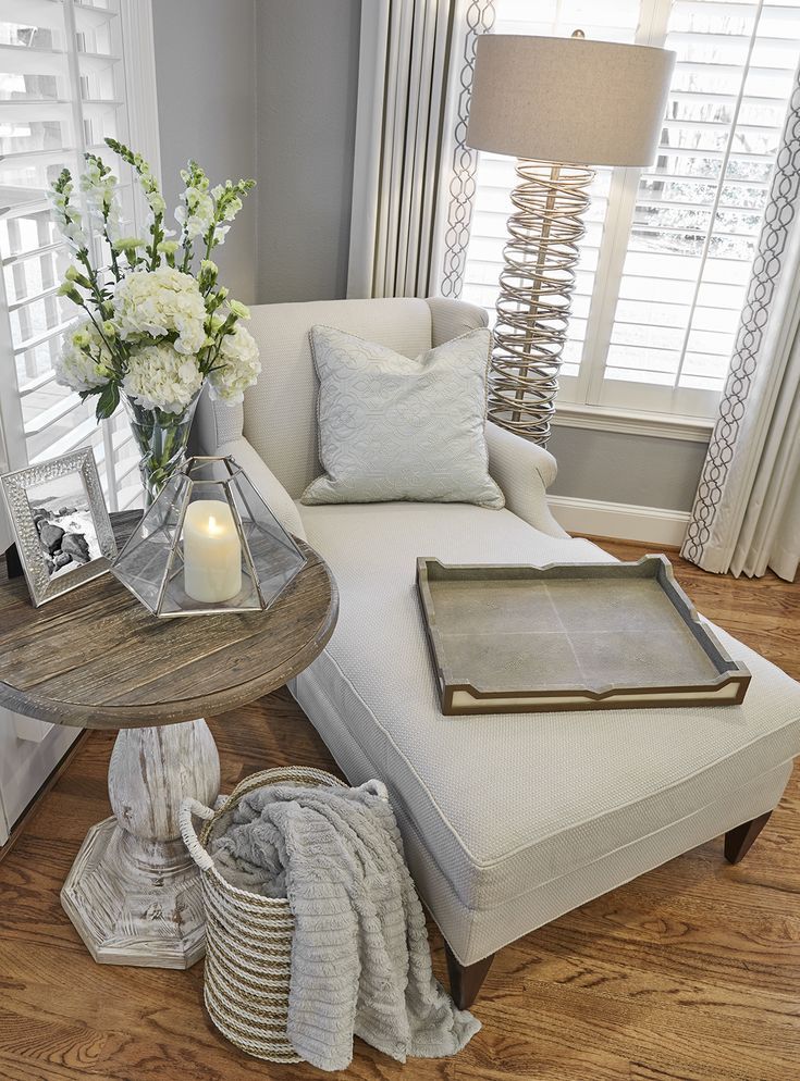 Tipps Projekt: Hauptschlafzimmer mit Sitzbereich, von A Well Dressed Home, LLC. Beim