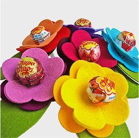 there are many different colored flowers on the green leafy plant with candy candies in them