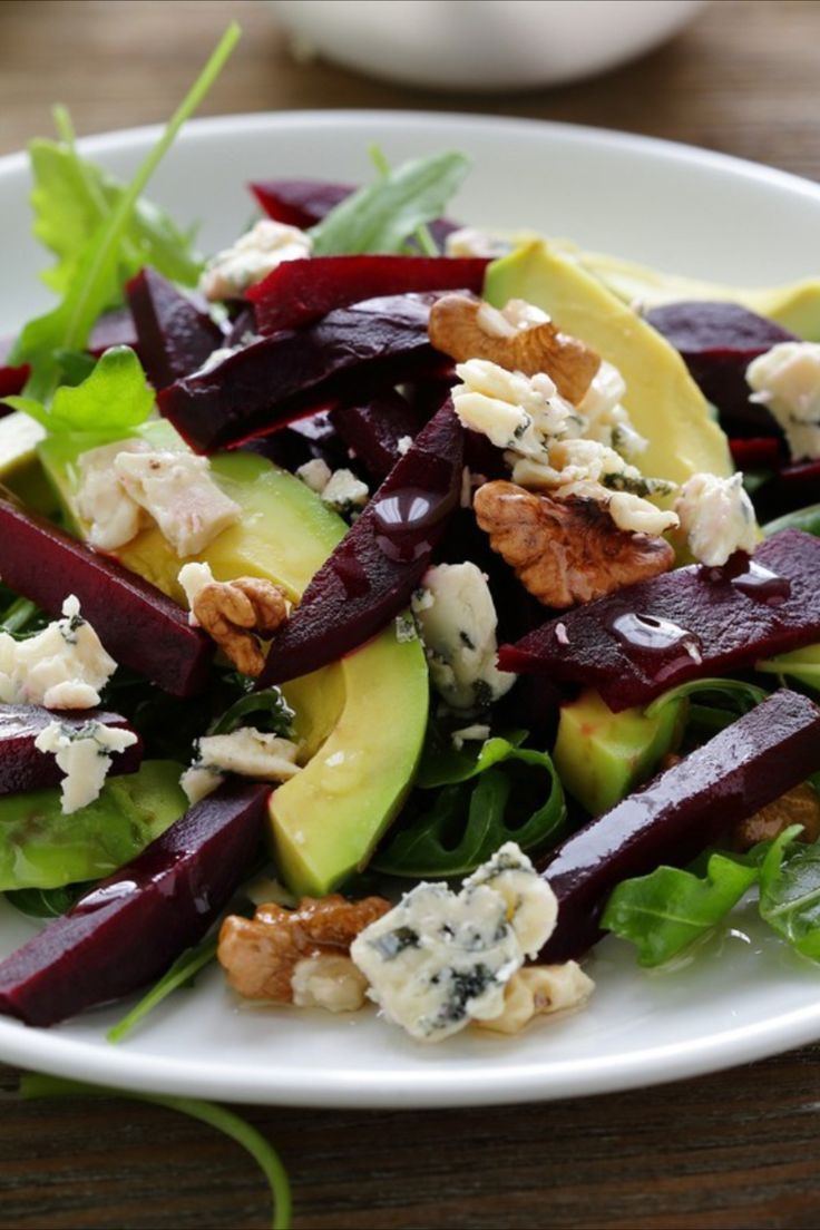 Rote Beete Salat mit Avocado, Blauschimmelkäse und Honig Senf Dressing ...