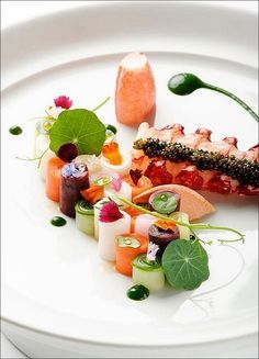 Homard ? Ou langouste ? J'hésite ! ;) (From Pinterest) > Photo à aimer et à partager ! ;) . L'art de dresser et présenter une assiette comme...