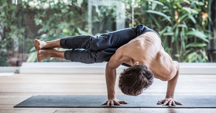 Hombre En Posición De Yoga Fotos, retratos, imágenes y fotografía