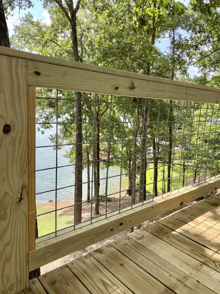 Diy Hog Wire Deck Railing In 2021 Deck Railing Design Patio Deck