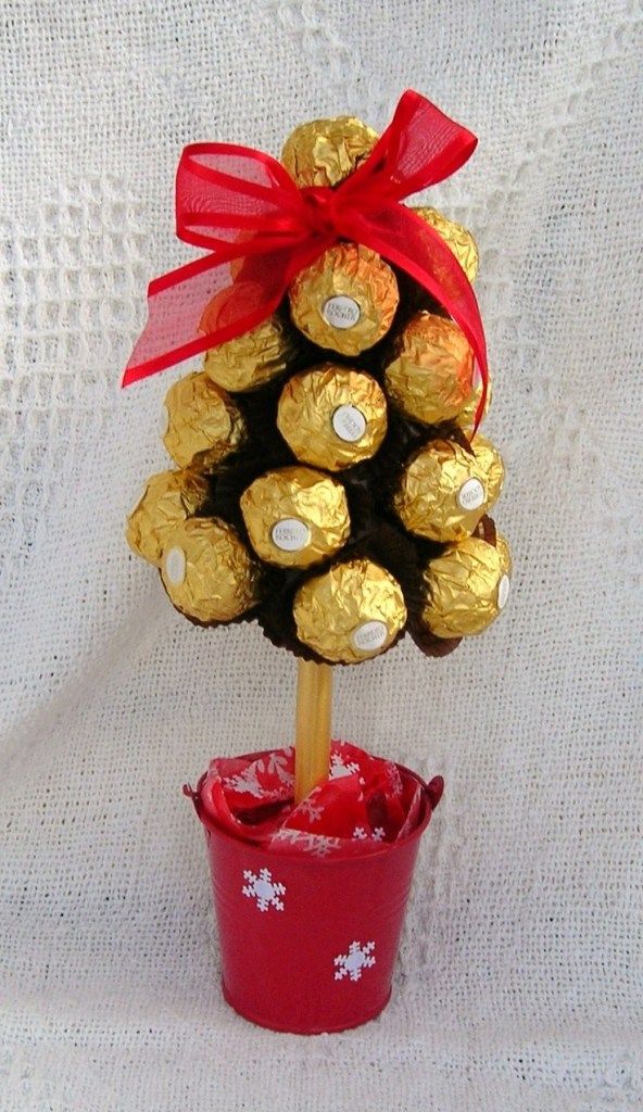 Ideas Para Obsequiar Chocolates Ferrero Rocher En Navidad Dale Detalles Cestas De Navidad Regalos Navideños Manualidades Navideñas