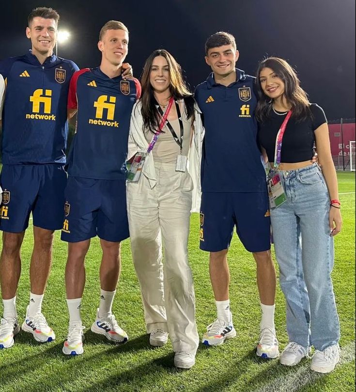 10 Chic Outfits To Wear To A Football Game Soccer Game Outfits 10-chic-outfits-to-wear-to-a-football-game-soccer-game-outfits