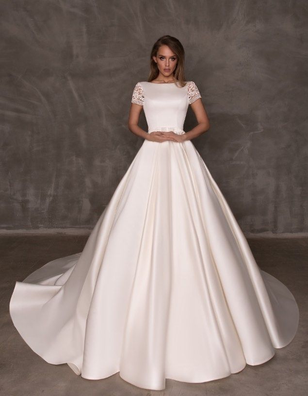 Featured Wedding Dress: Eva Lendel; www.evalendel.com; Wedding dress idea. Featured Wedding Dress: Eva Lendel; www.evalendel.com; Wedding dress idea.