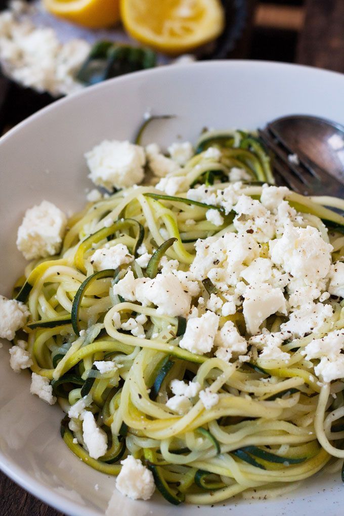 Low Carb Zucchini-Spaghetti mit Zitrone und Feta. Dieses 10-Minuten Rezept ist s...