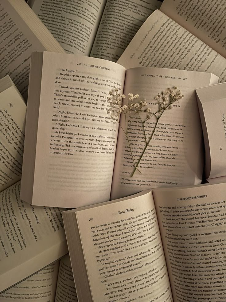 Book wallpaper | Book wallpaper, Literature aesthetic background ...