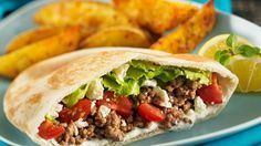 Mit Hack und Feta gefüllte Pitabrote