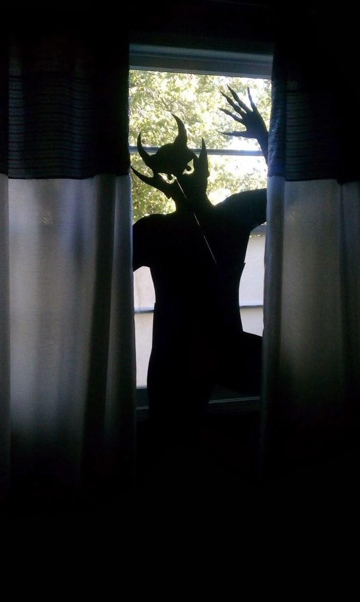 Scary But Creative DIY Halloween Window Decorations Ideas You Should Try 19