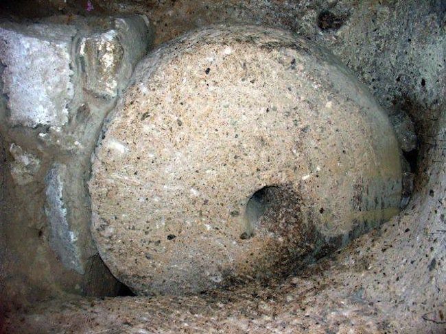 Man Knocks Down Wall In Basement And Discovers A Tunnel Connecting To The Ancient Underground City Of Derinkuyu Ancient Underground City Underground Cities Ancient Cities