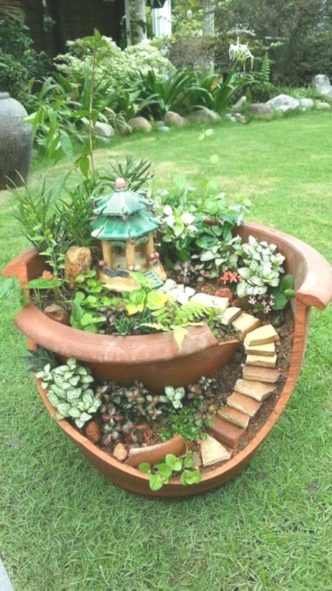 10 Amazing Ideas To Decorate Your Home With Wagon Wheels Decorative Garden Fencing Diy Garden Decor Garden Projects