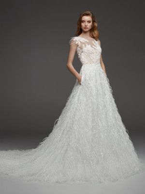 vestido-de-novia-mikado-en-tul,-pedreria-y-plumas | familia