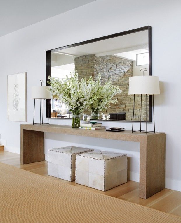 Eye Catching Flower Arrangements For Your Console Thuisdecoratie Woonkamer Decoratie Foyerdecoratie
