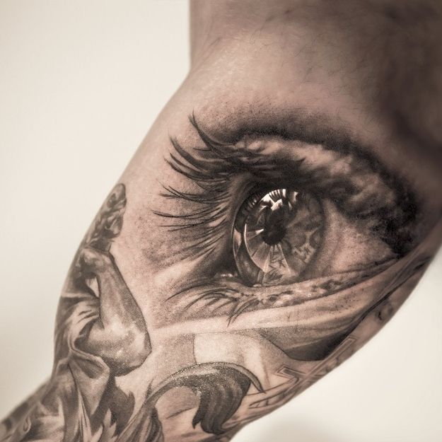 Oberarm innen tattoo