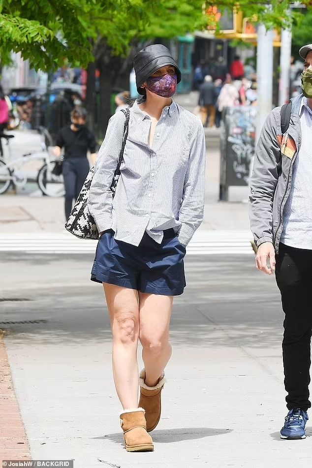 Katie Holmes shuffles along in her Ugg boots | Katie holmes, Ugg boots, Uggs