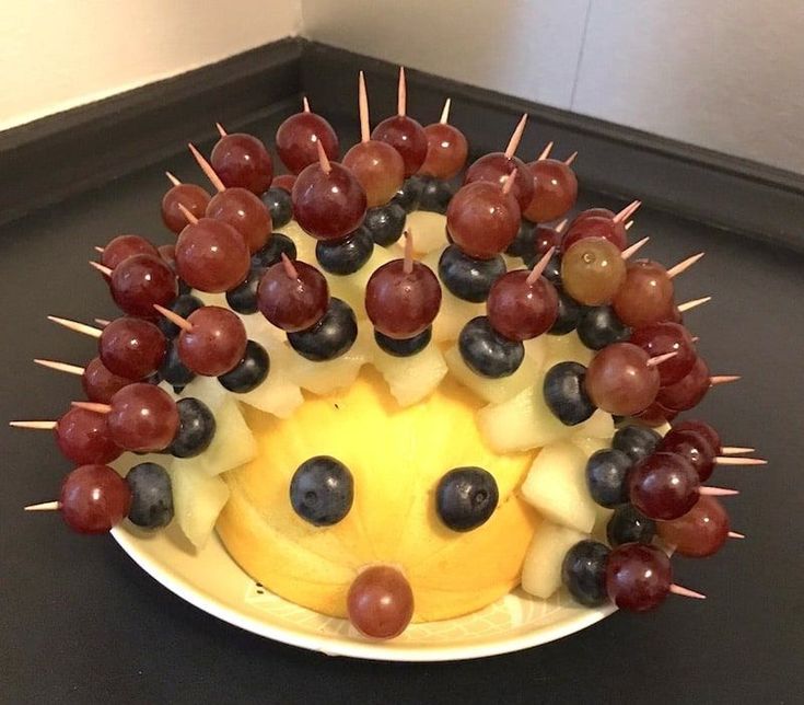 Kindergeburtstag: Ideen Motto &amp; Deko Den Obst-Igel aus Melone ...