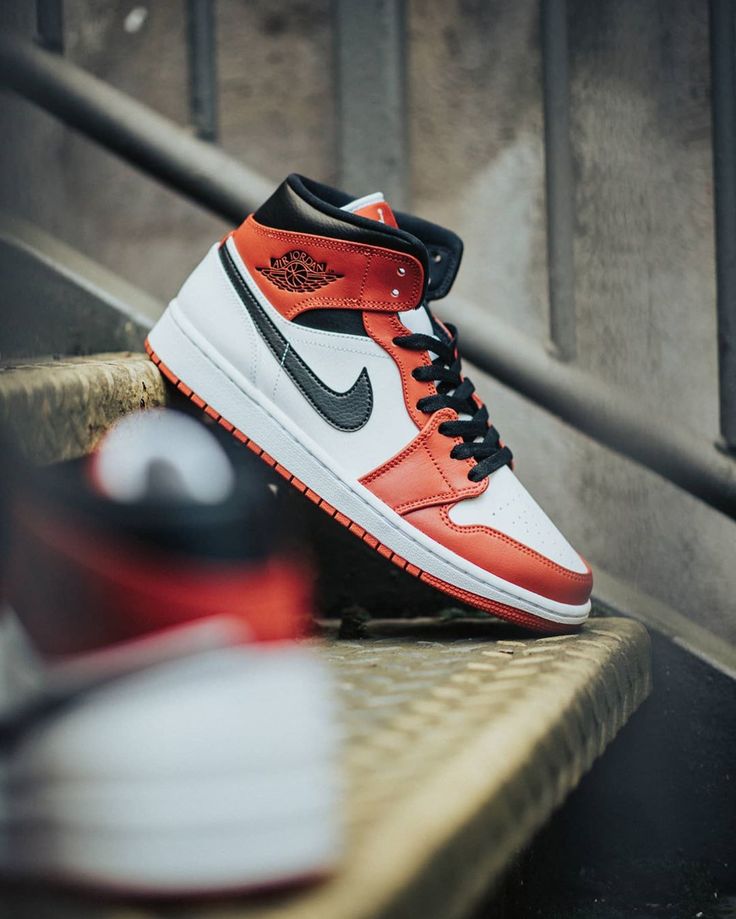 Air Jordan 1 Mid Chicago White | Chaussures air jordan, Jordan ... Air Jordan 1 Mid Chicago White | Chaussures air jordan, Jordan ...