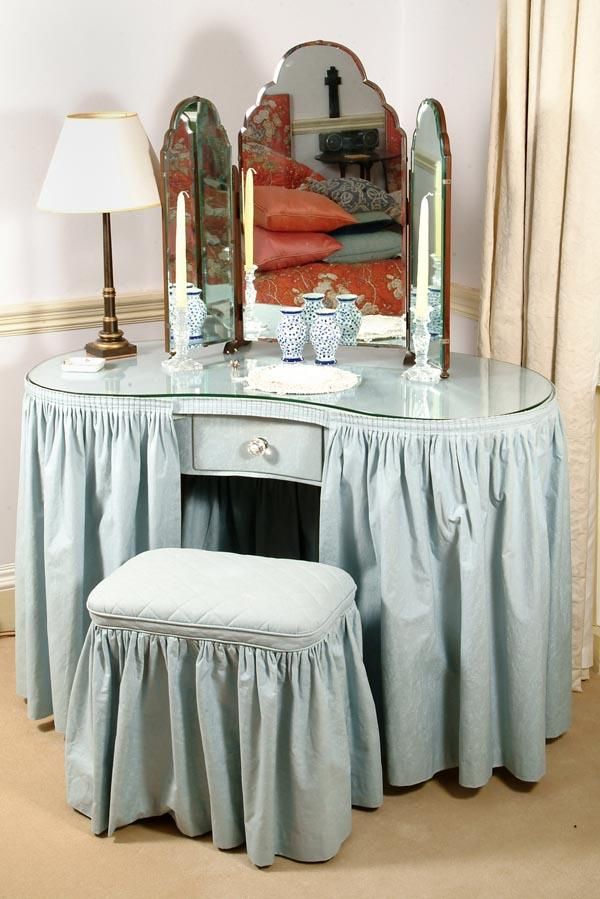 Best 25+ Vanity Table Vintage Ideas On Pinterest Vintage Vanity A cotton covered kidney shaped dressing table with tri-fold mirror--tres elegant! I made a skirt to go on my mothers vanity table. - Best 25+ Vanity Table Vintage Ideas On Pinterest Vintage Vanity