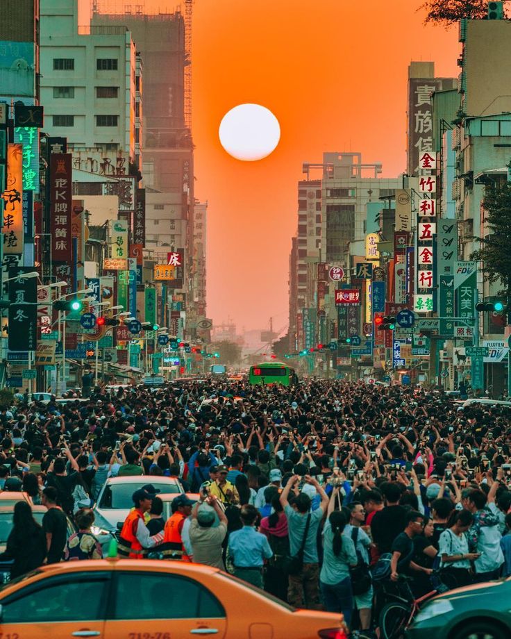 台灣高雄在1 月28 日出現了一次稱為 曼哈頓懸日 Manhattanhenge 的夕陽美景 落日掛在青年路的上空正中 斜陽灑遍整條大道 吸引了不少民眾舉機拍攝 高雄市政府為了方便民眾拍攝美景 亦會在 曼哈頓懸日 當天特地封路數小時 Instagram Sunset Places To Visit 台灣高雄在1 月28 日出現了一次稱為 曼哈頓懸日 Manhattanhenge 的夕陽美景 落日掛在青年路的上空正中 斜陽灑遍整條大道 吸引了不少民眾舉機拍攝 高雄市政府為了方便民眾拍攝美景 亦會在 曼哈頓懸日 當天特地封路數小時 Instagram Sunset Places To Visit