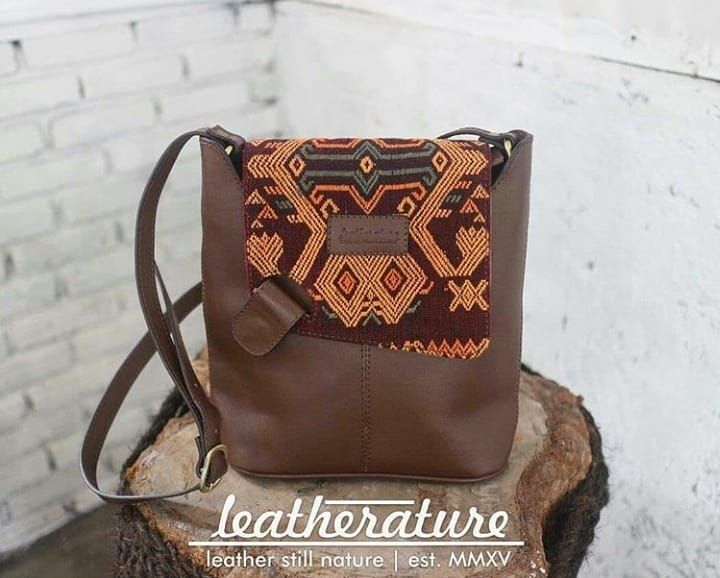 Naura Slingbag Dimensi Pxlxt 22x7x25cm Bahan Kulit Sapi Pullup Tenun Adjustable Shoulder Naura Slingbag Dimensi Pxlxt 22x7 Leather Bucket Bag Messenger Bag Naura Slingbag Dimensi Pxlxt 22x7x25cm Bahan Kulit Sapi Pullup Tenun Adjustable Shoulder Naura Slingbag Dimensi Pxlxt 22x7 Leather Bucket Bag Messenger Bag