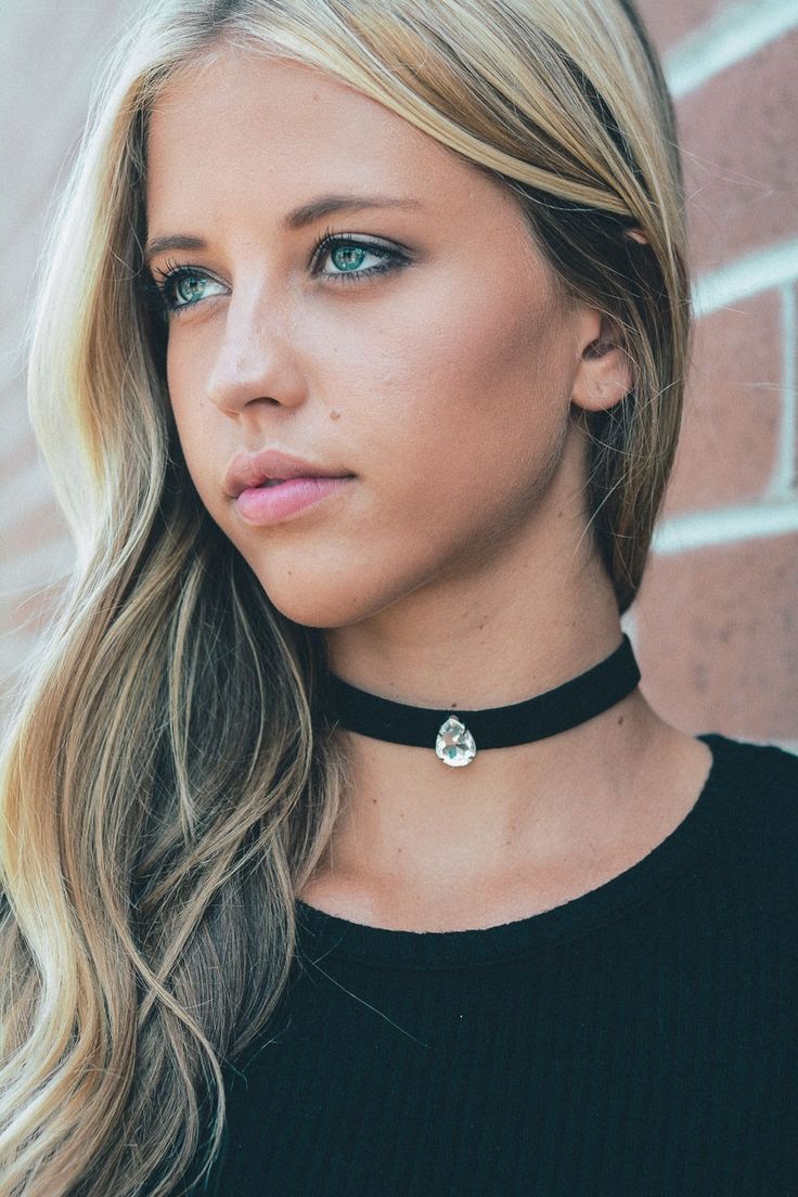 Black Teardrop Diamond Suede Choker With Images Brunette Beauty Gorgeous Blonde Black