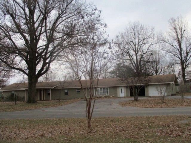 Large Home With Circle Drive Located In A Rural Subdivision Off Highway J Outside Of Malden Mo Gas Fireplace Wet Bar Room With F Bar Room Large Homes Malden