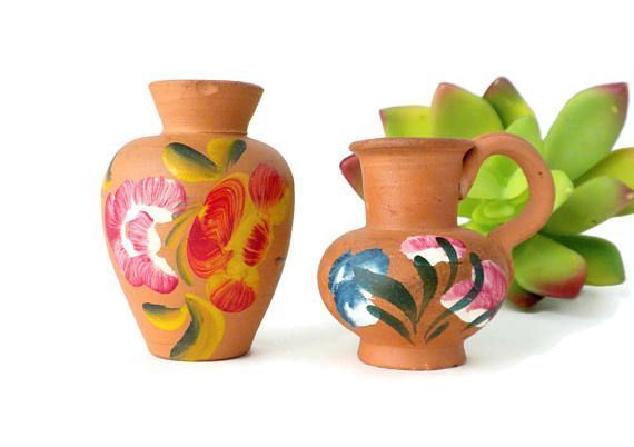 Dies ist eine Reihe von Vintage-Miniatur-Vasen aus rotem Ton. Eine von ihnen ist eine größere Vase und die 2019 Dies ist eine Reihe von Vintage-Miniatur-Vasen in Rot. Einer ist ein Ta Dies ist eine Reihe von Vintage-Miniatur-Vasen aus rotem Ton. Eine von ihnen ist eine größere Vase und die 2019 Dies ist eine Reihe von Vintage-Miniatur-Vasen in Rot. Einer ist ein Ta