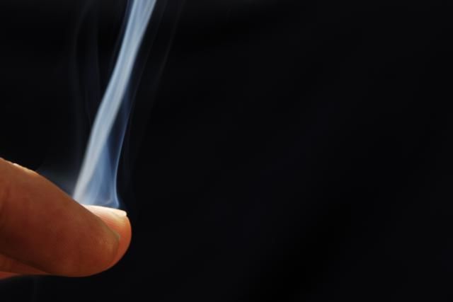Versuchen Sie es mit einem einfachen Zaubertrick. Lassen Sie Ihre Finger rauchen...