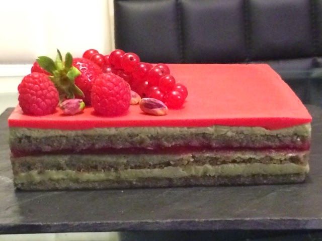Buche Au Mascarpone Chocolat Blanc Et Framboises Mascarpone Patisserie Biscuits