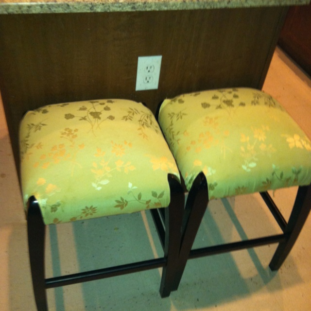 33 Best Reupholstering Stuff Images On Pinterest Reupholstered bar stools using a table cloth. - 33 Best Reupholstering Stuff Images On Pinterest