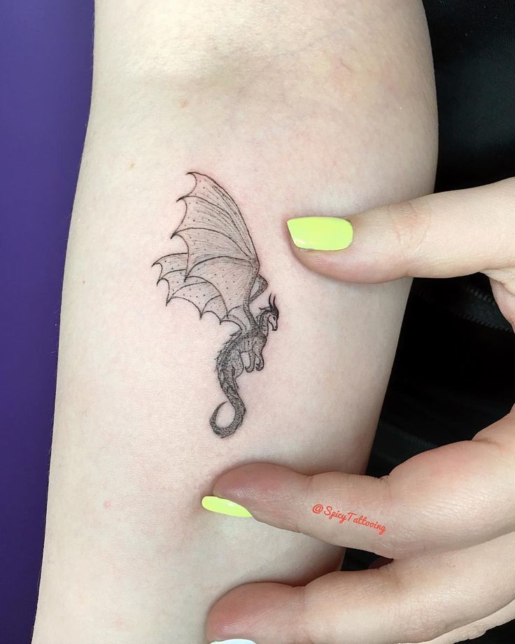 Tiny Dragon Tattoo From Game Of Thrones Tiny Dragon Tattoo From Game Of Thrones Drachentattoo Ga In 2020 Dragon Tattoo For Women Tiny Tattoos Baby Dragon Tattoos