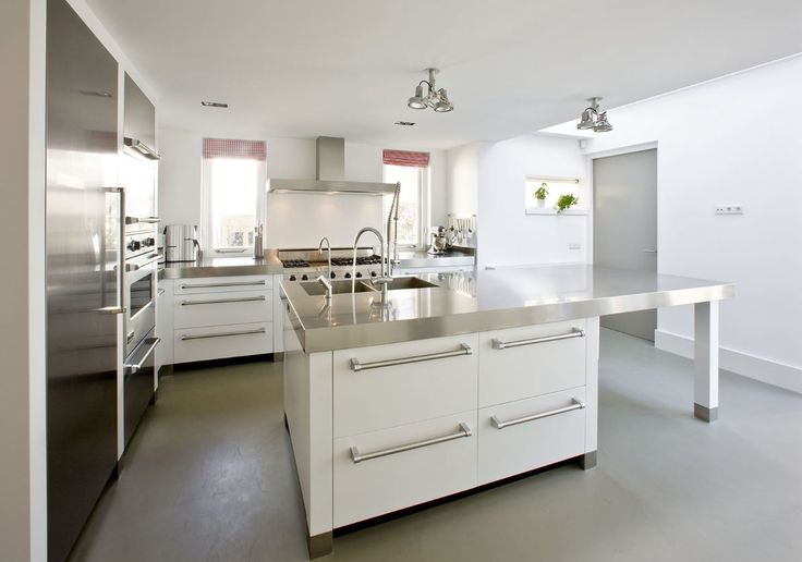 Witte keuken met RVS aanrechtblad en Viking apparatuur en ...
