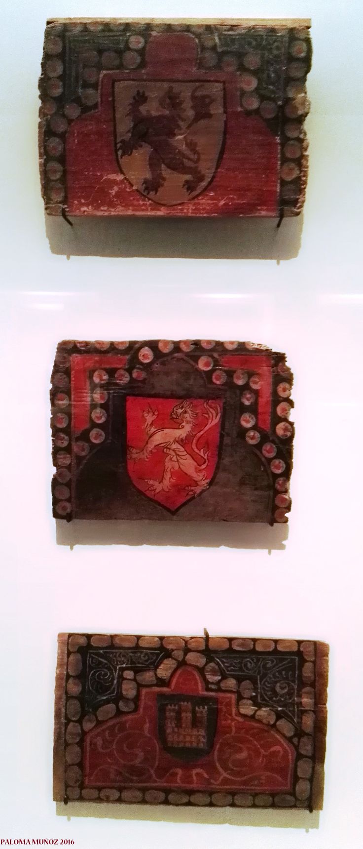 Alizares 1300 1400 España Madera De Pino Pintada Museo Arqueológico Nacional De Madrid Estas Piezas Proceden Del Castillo De Museos Exposiciones Castillos
