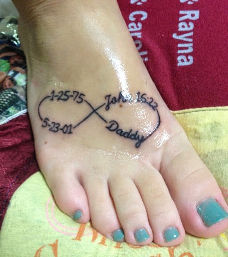 motif signe infini avec des dates de naissance | tatouages