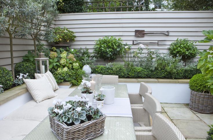Ich liebe den langen Gartentisch mit Bank auf einer Seite;) {Leopoldina Haynes g...